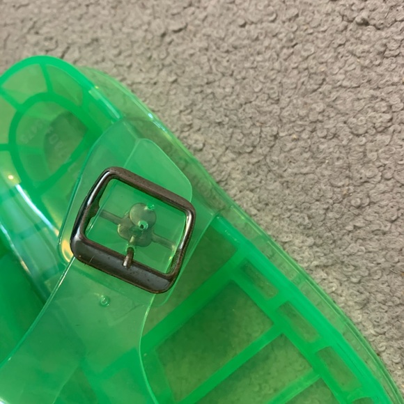 Woman’s lime green sandals - Picture 4 of 4